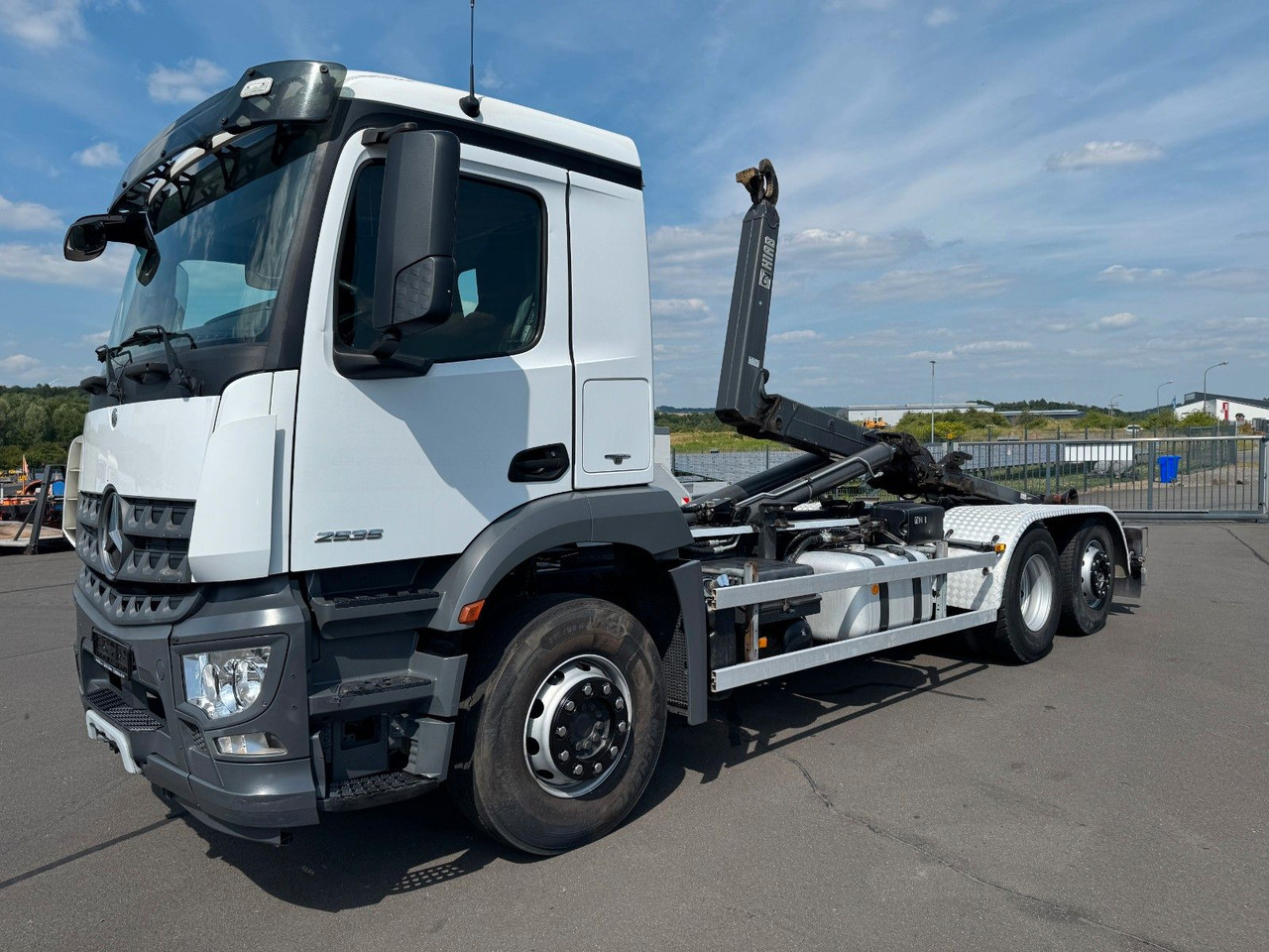 Mercedes-Benz Arocs 2535 6x2 Hiab XR 21S59 + Kranhydraulik - Крюковой мультилифт: фото 4 Mercedes-Benz Arocs 2535 6x2 Hiab XR 21S59 + Kranhydraulik - Крюковой мультилифт: фото 4