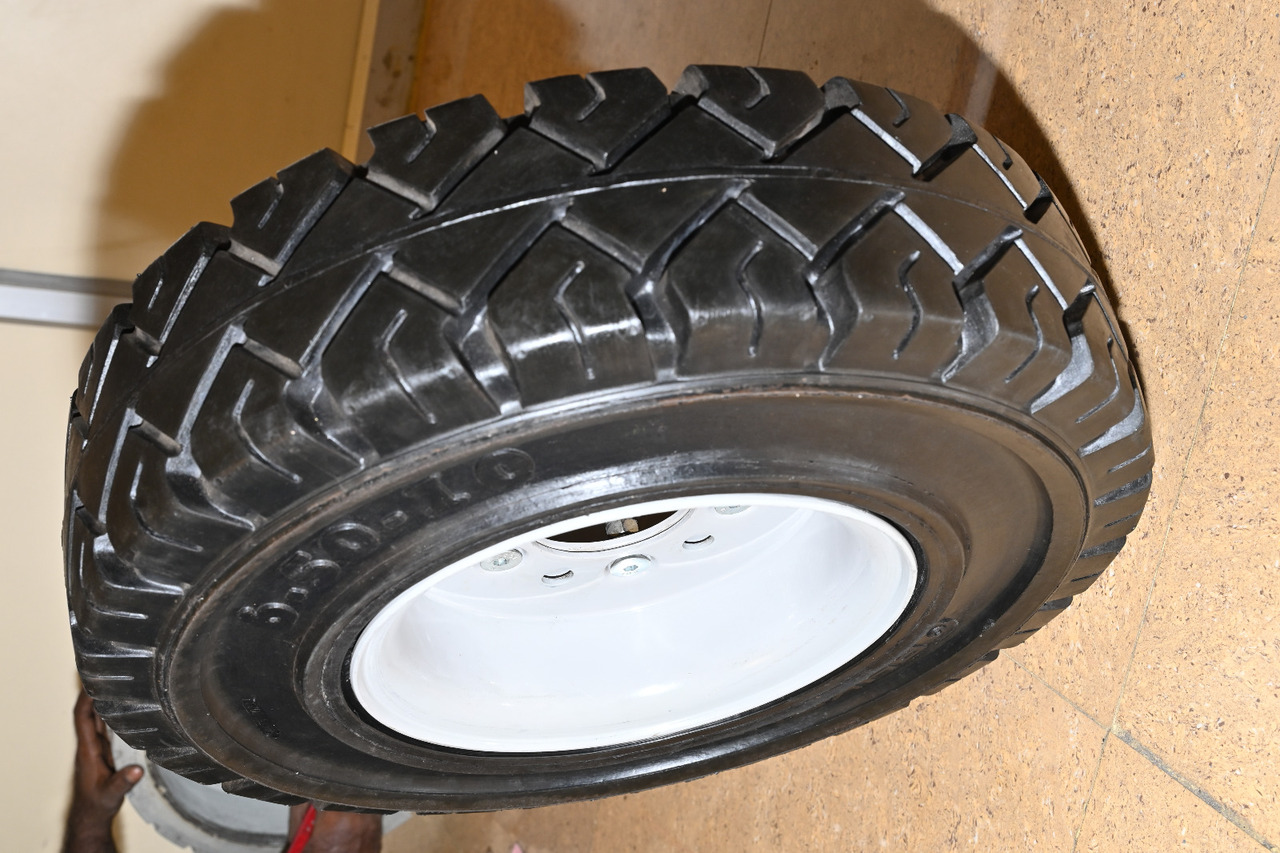 EuroSolid 6.00-9 - Шины и диски для Багажных тягачей: фото 3 EuroSolid 6.00-9 - Шины и диски для Багажных тягачей: фото 3