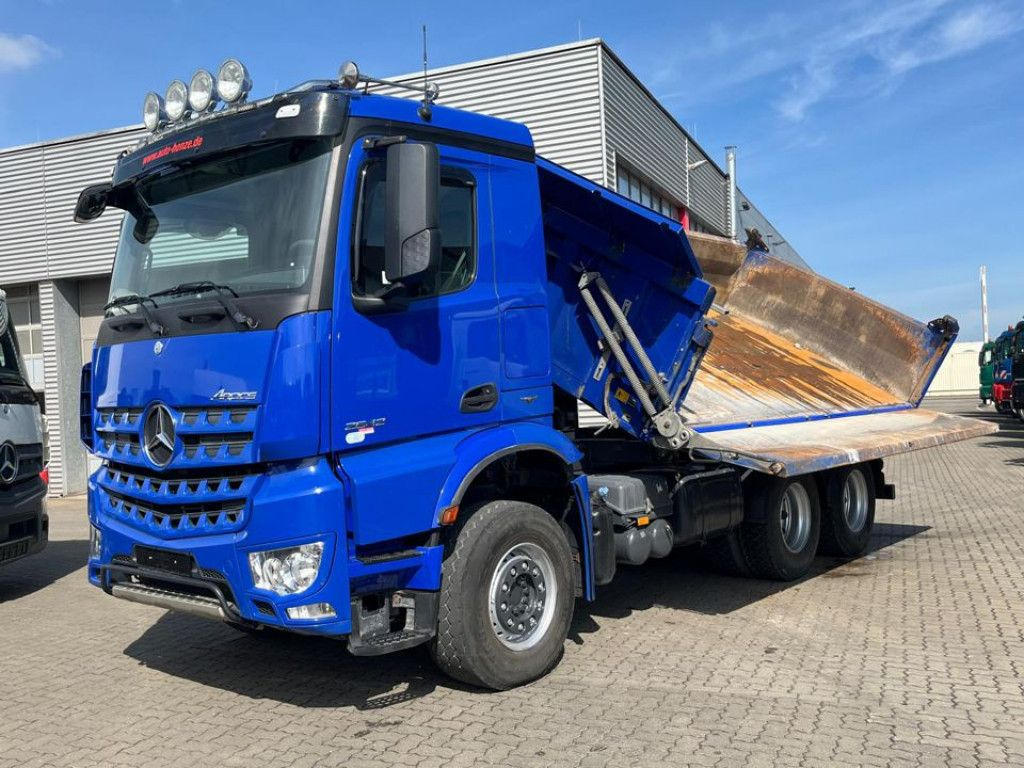Mercedes-Benz Arocs 2642 6x4 3-Achs Kipper Bordmatik nur 163TK - Самосвал: фото 1 Mercedes-Benz Arocs 2642 6x4 3-Achs Kipper Bordmatik nur 163TK - Самосвал: фото 1
