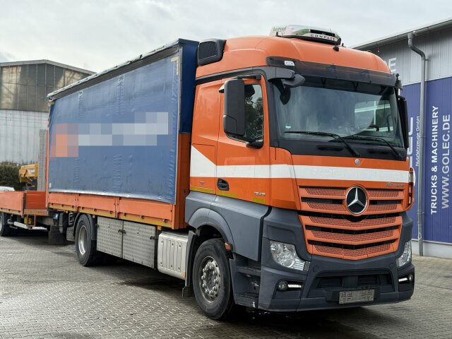 Mercedes-Benz Actros 4x2 Pritsche Plane Laderampe + Anhänger - Тентованный грузовик: фото 1 Mercedes-Benz Actros 4x2 Pritsche Plane Laderampe + Anhänger - Тентованный грузовик: фото 1