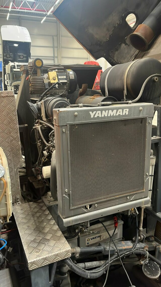 Mitsubishi Canter FUSO Kehrmaschine BROCK SL140 4 m³ - Подметально-уборочная машина: фото 2 Mitsubishi Canter FUSO Kehrmaschine BROCK SL140 4 m³ - Подметально-уборочная машина: фото 2