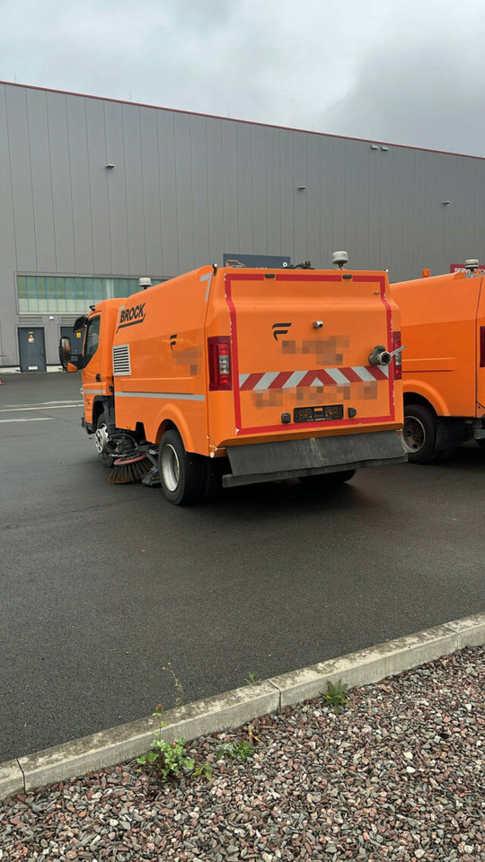 Mitsubishi Canter FUSO Kehrmaschine BROCK SL140 4 m³ - Подметально-уборочная машина: фото 5 Mitsubishi Canter FUSO Kehrmaschine BROCK SL140 4 m³ - Подметально-уборочная машина: фото 5