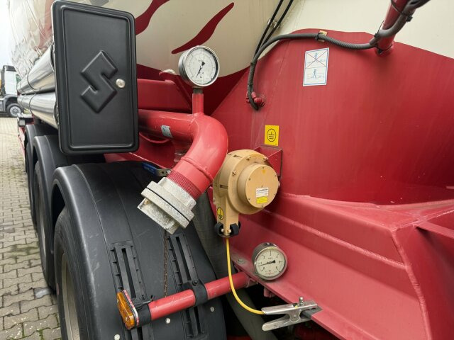 Spitzer SF 2754 / 4P liegend Silo 55 m3 - Полуприцеп цистерна для сыпучих грузов: фото 3 Spitzer SF 2754 / 4P liegend Silo 55 m3 - Полуприцеп цистерна для сыпучих грузов: фото 3
