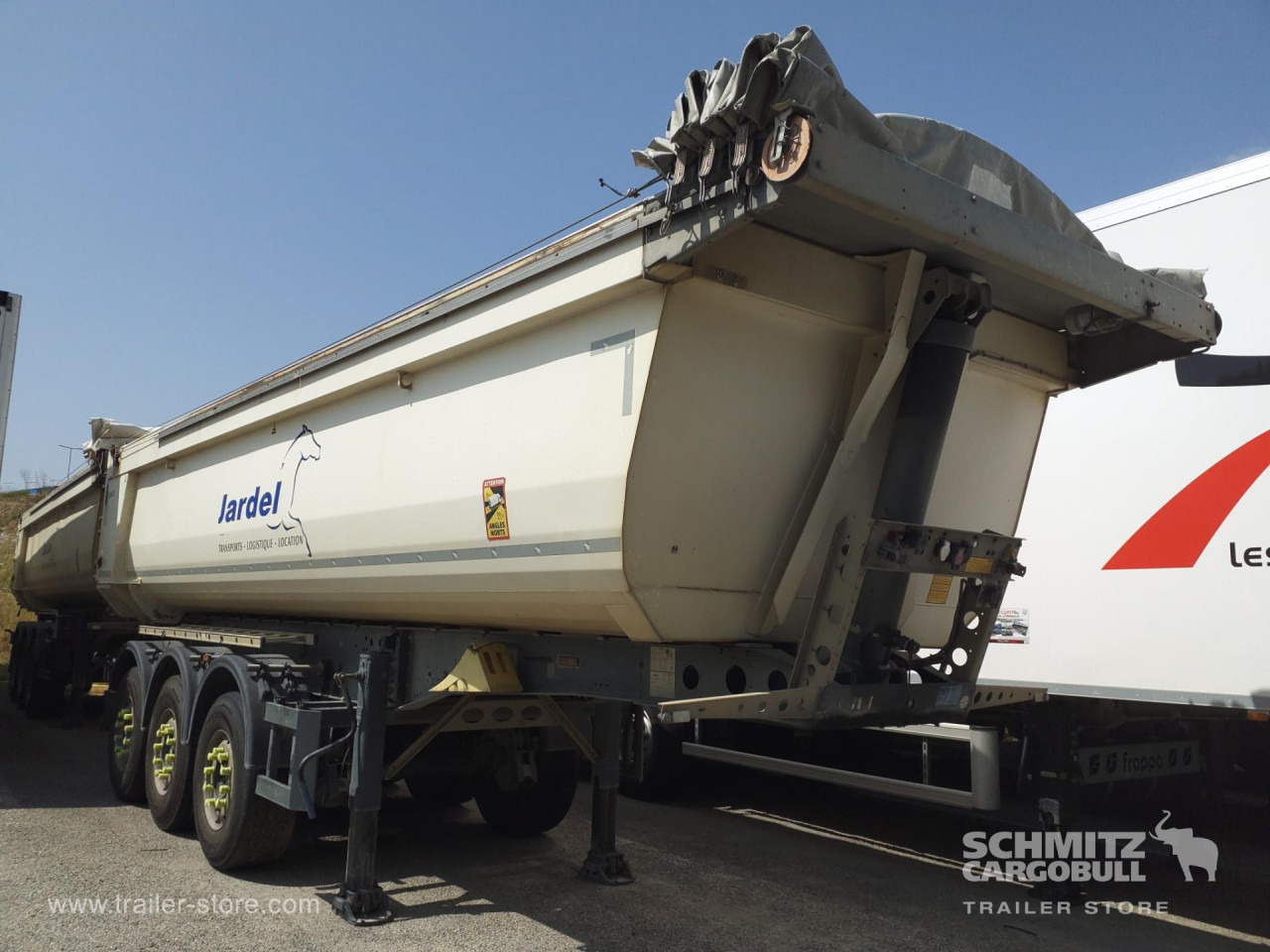 SCHMITZ Tipper Steel half pipe body 26m³ - Самосвальный полуприцеп: фото 1 SCHMITZ Tipper Steel half pipe body 26m³ - Самосвальный полуприцеп: фото 1