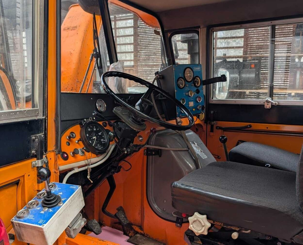 Unimog U52 411 4x4 Schneefräse U52 411 4x4, Schmidt Schneefräse mit Separatmotor - Фургон: фото 4 Unimog U52 411 4x4 Schneefräse U52 411 4x4, Schmidt Schneefräse mit Separatmotor - Фургон: фото 4