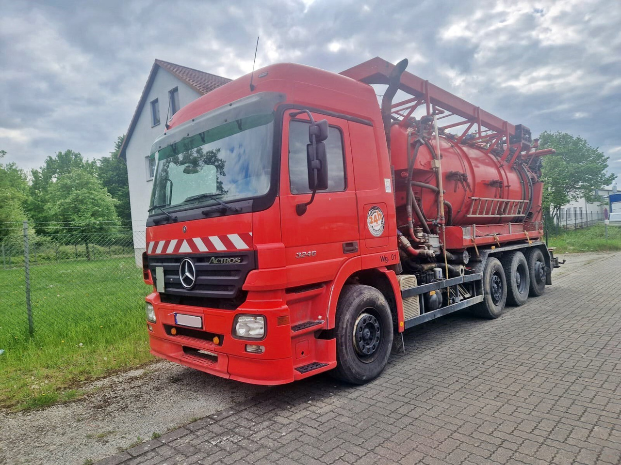 Mercedes-Benz Actros 3246 L 8x2 Actros 3246 L 8x2, Hellmers Saug- und Spülwagen ca. 15m³ - Грузовик: фото 1 Mercedes-Benz Actros 3246 L 8x2 Actros 3246 L 8x2, Hellmers Saug- und Spülwagen ca. 15m³ - Грузовик: фото 1