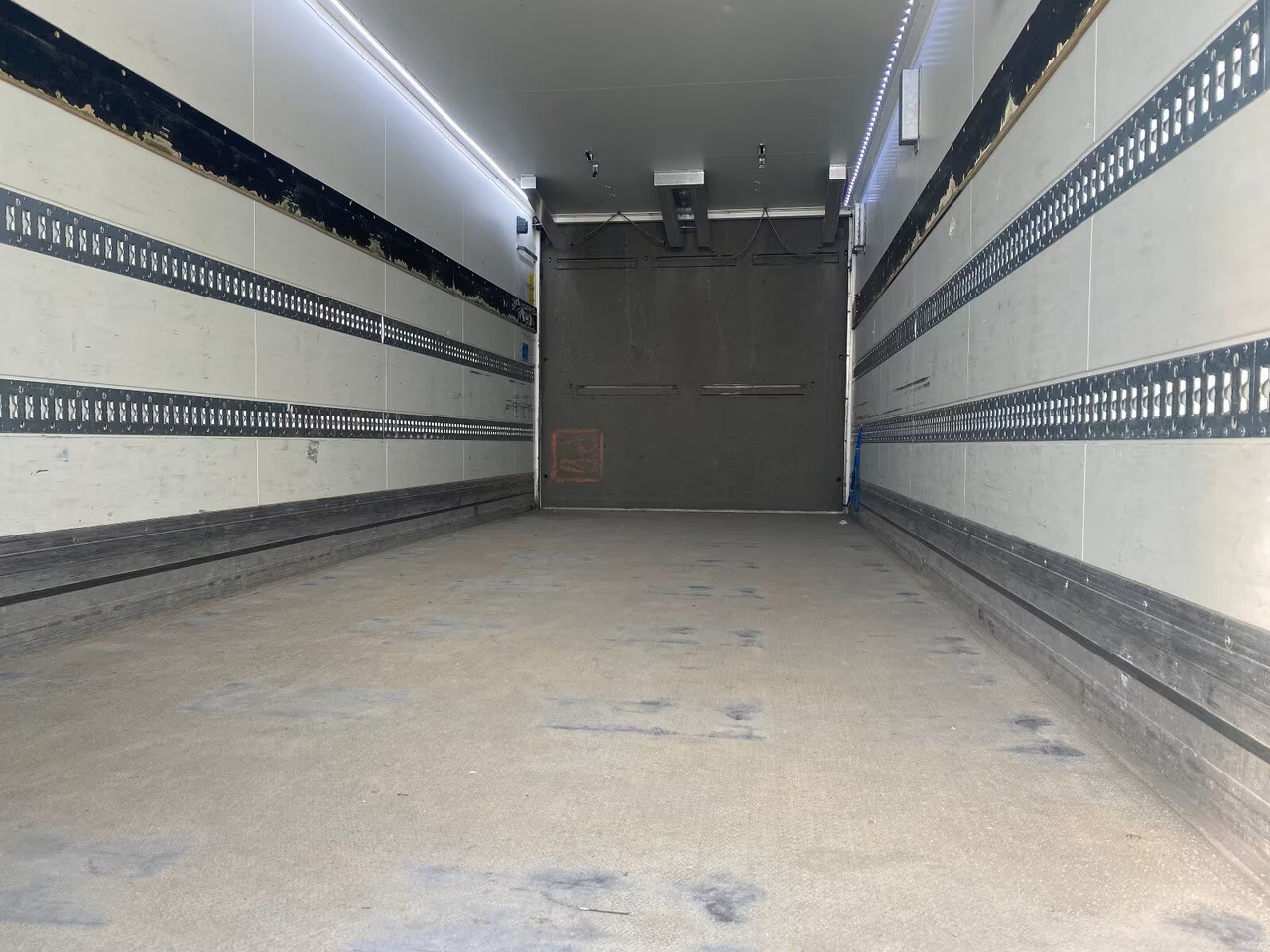 Kofferanhänger mit LBW Kofferanhänger mit LBW, Durchladesystem - Прицеп-фургон: фото 4 Kofferanhänger mit LBW Kofferanhänger mit LBW, Durchladesystem - Прицеп-фургон: фото 4