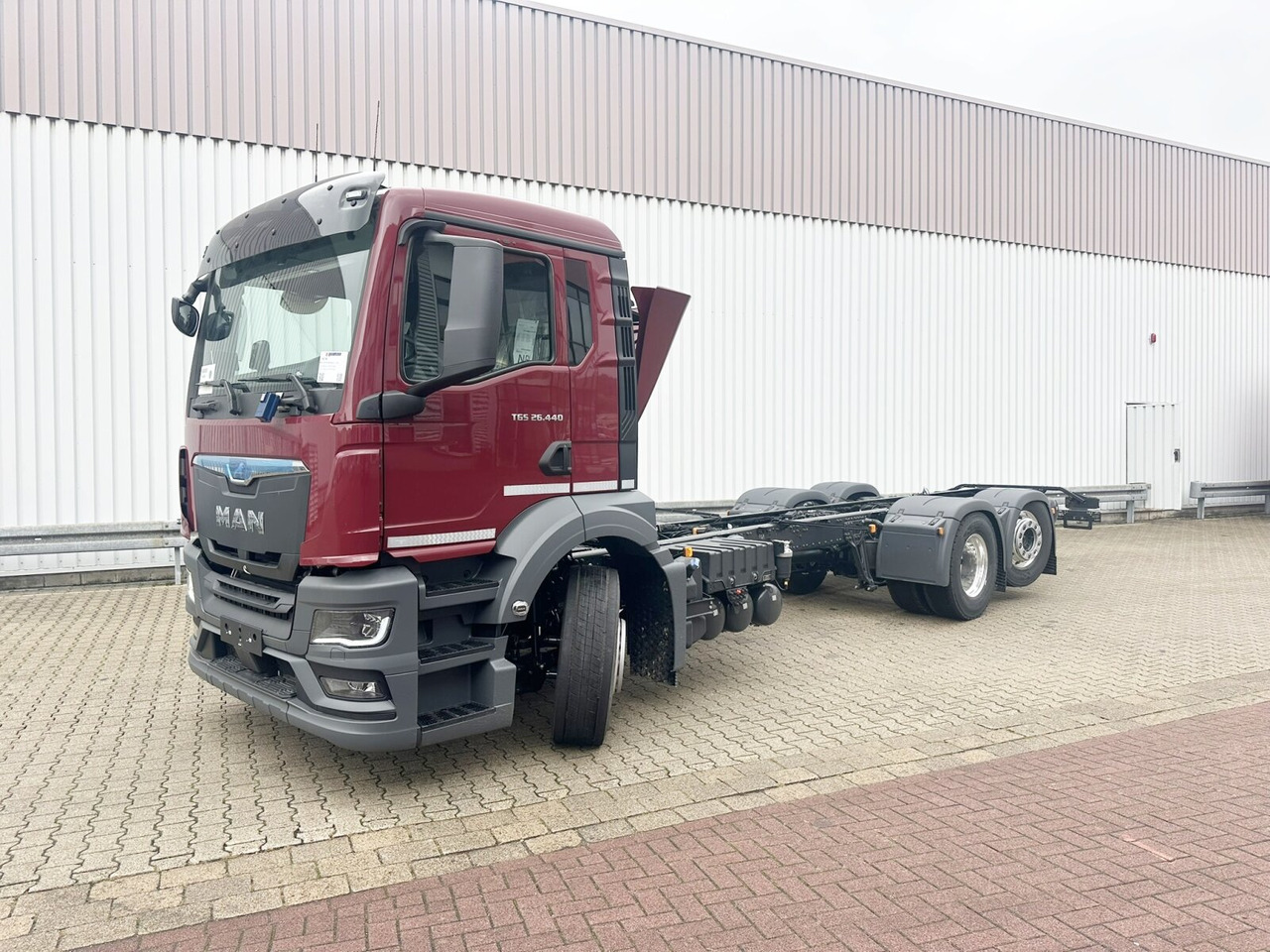 MAN TGS 26.440 6x2-4 LL CH TGS 26.440 6x2-4 LL CH, Lenk-/Liftachse, Navi, LED - Грузовик-шасси: фото 1 MAN TGS 26.440 6x2-4 LL CH TGS 26.440 6x2-4 LL CH, Lenk-/Liftachse, Navi, LED - Грузовик-шасси: фото 1