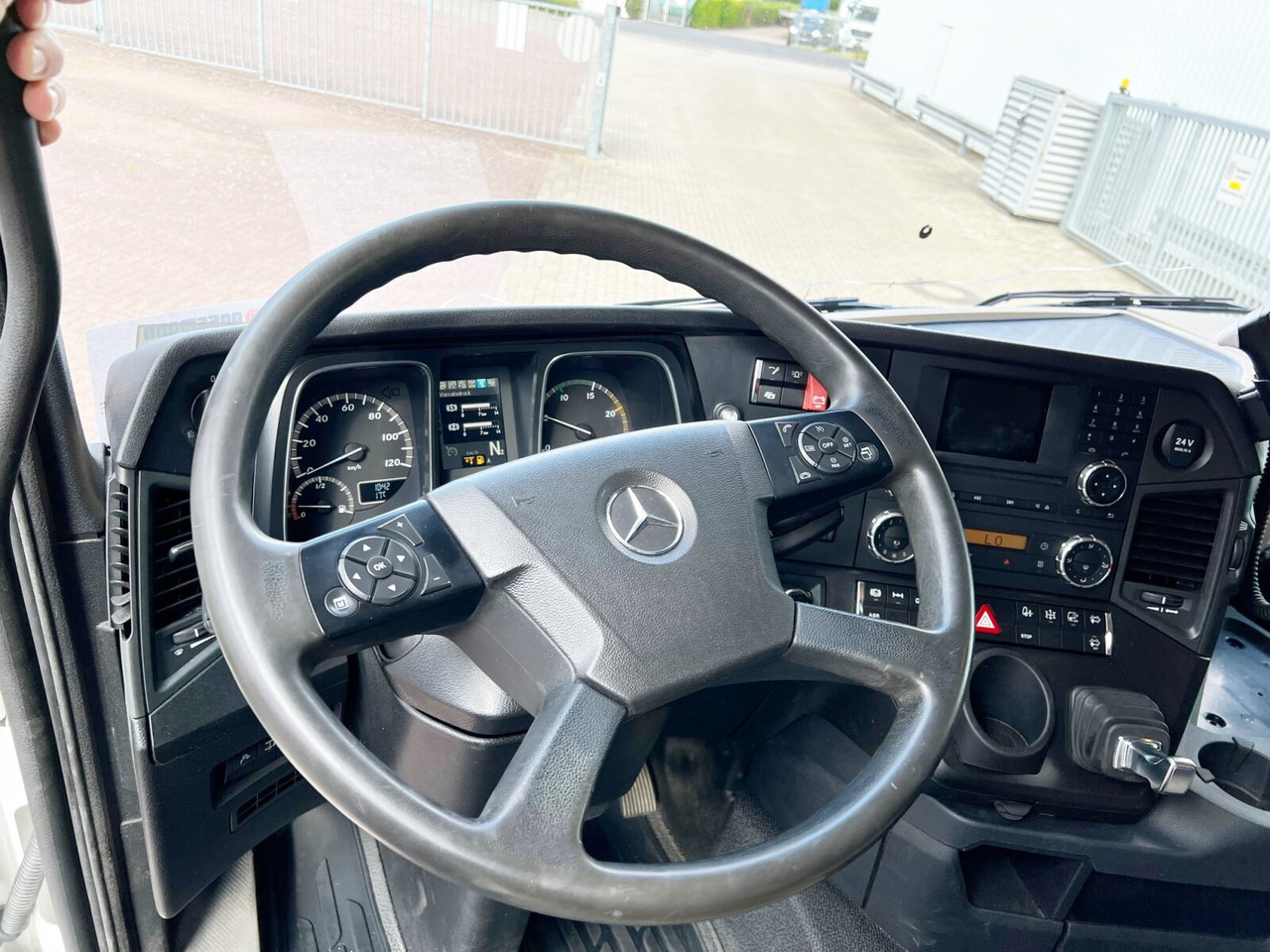 Mercedes-Benz Actros 3551 L 8x2/4 Actros 3551 L 8x2/4, Vorlauflenkachse, Doppelbereifte Nachlaufliftachse - Грузовик-шасси: фото 3 Mercedes-Benz Actros 3551 L 8x2/4 Actros 3551 L 8x2/4, Vorlauflenkachse, Doppelbereifte Nachlaufliftachse - Грузовик-шасси: фото 3