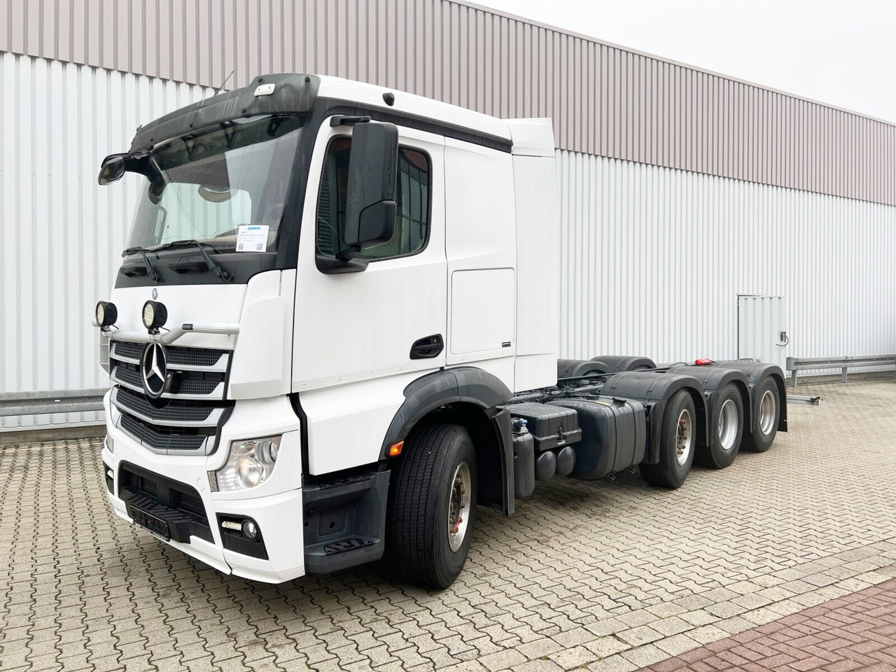 Mercedes-Benz Actros 3551 L 8x2/4 Actros 3551 L 8x2/4, Vorlauflenkachse, Doppelbereifte Nachlaufliftachse - Грузовик-шасси: фото 1 Mercedes-Benz Actros 3551 L 8x2/4 Actros 3551 L 8x2/4, Vorlauflenkachse, Doppelbereifte Nachlaufliftachse - Грузовик-шасси: фото 1