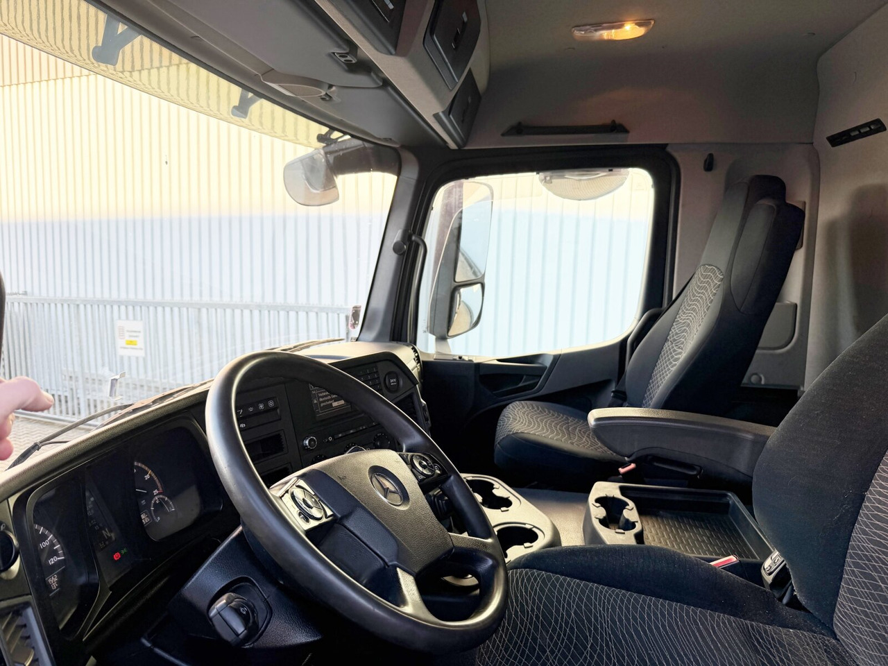 Mercedes-Benz Arocs 3351 AK 6x6 Arocs 3351 AK 6x6, Retarder, Grounder, Motorabtrieb, pneum. Heckklappenöffnung - Самосвал: фото 4 Mercedes-Benz Arocs 3351 AK 6x6 Arocs 3351 AK 6x6, Retarder, Grounder, Motorabtrieb, pneum. Heckklappenöffnung - Самосвал: фото 4