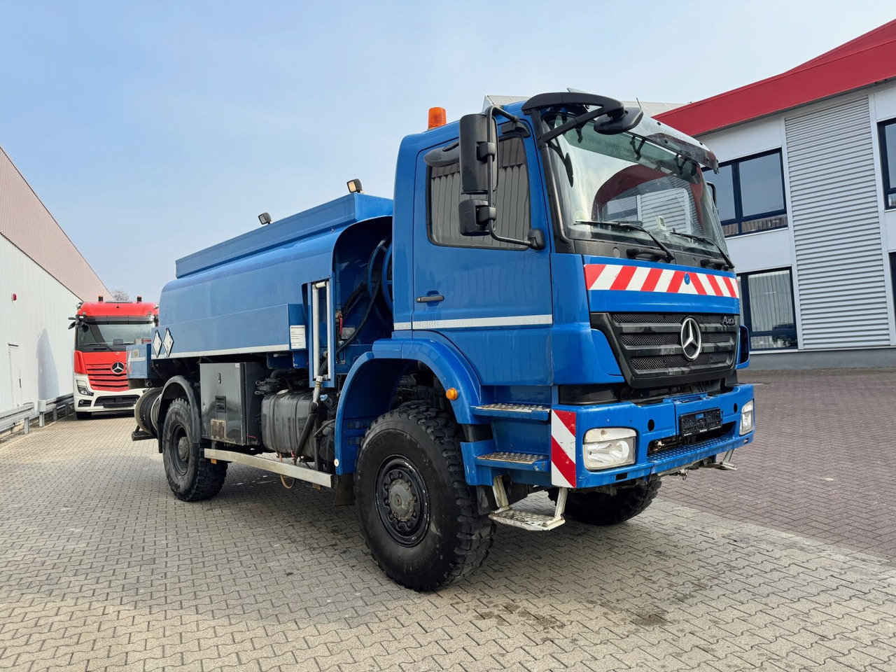 Грузовик-цистерна Mercedes-Benz Axor 1829 A 4x4 Axor 1829 A 4x4, Willig Tank ca. 8500l, 2 Kammern: фото 9