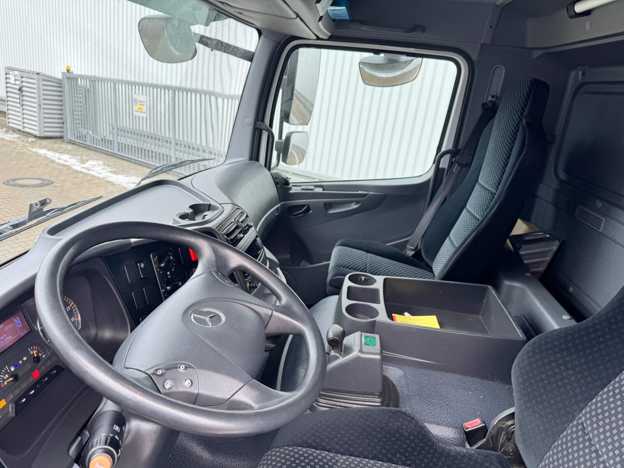 Mercedes-Benz Axor 1833 L 4x2 Axor 1833 L 4x2, Getränkekoffer - Грузовик с закрытым кузовом: фото 3 Mercedes-Benz Axor 1833 L 4x2 Axor 1833 L 4x2, Getränkekoffer - Грузовик с закрытым кузовом: фото 3