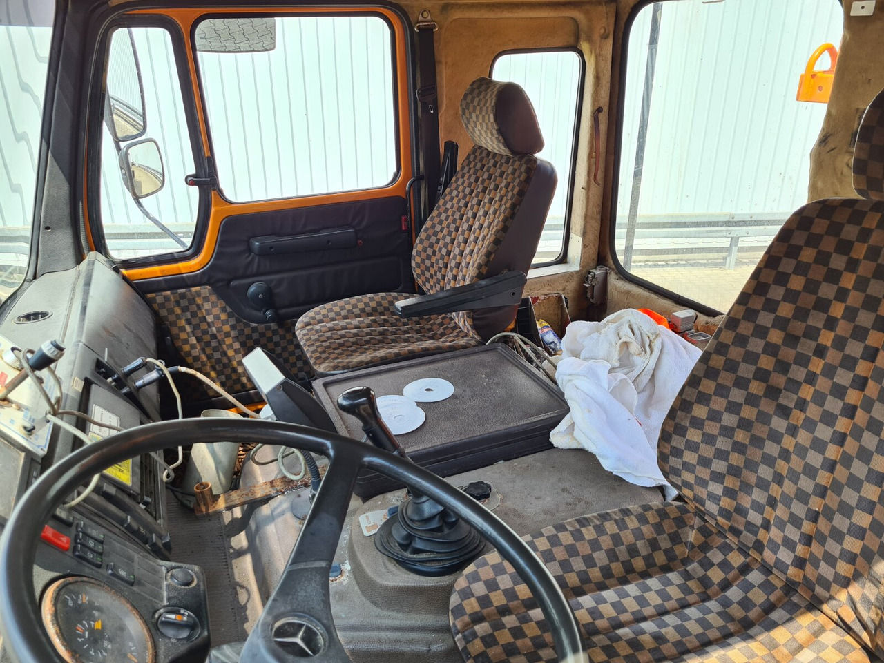 Mercedes-Benz NG 1928 A 4x4 NG 1928 A 4x4, V8-Motor, Standklima, Winterdienstaustattung - Грузовик-шасси: фото 4 Mercedes-Benz NG 1928 A 4x4 NG 1928 A 4x4, V8-Motor, Standklima, Winterdienstaustattung - Грузовик-шасси: фото 4