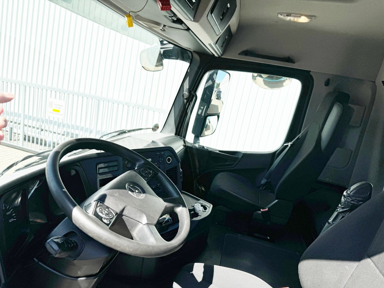 Фото интерьера 1: Тягач Mercedes-Benz Arocs 3343 S 6x4 Arocs 3343 S 6x4, Full Steel, 3x Vorhanden! Фото интерьера 1: Тягач Mercedes-Benz Arocs 3343 S 6x4 Arocs 3343 S 6x4, Full Steel, 3x Vorhanden!