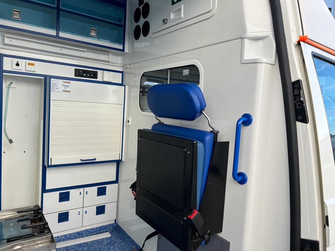 Машина скорой помощи Volkswagen T5 2.5 TDI 4x2 T5 2.5 TDI 4x2, Krankenwagen: фото 12 Машина скорой помощи Volkswagen T5 2.5 TDI 4x2 T5 2.5 TDI 4x2, Krankenwagen: фото 12