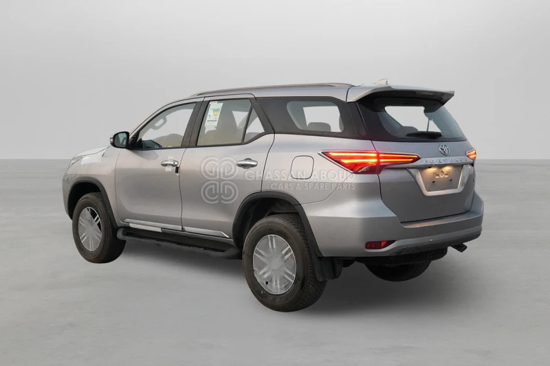 Toyota Fortuner 4x4 - Внедорожник: фото 4 Toyota Fortuner 4x4 - Внедорожник: фото 4