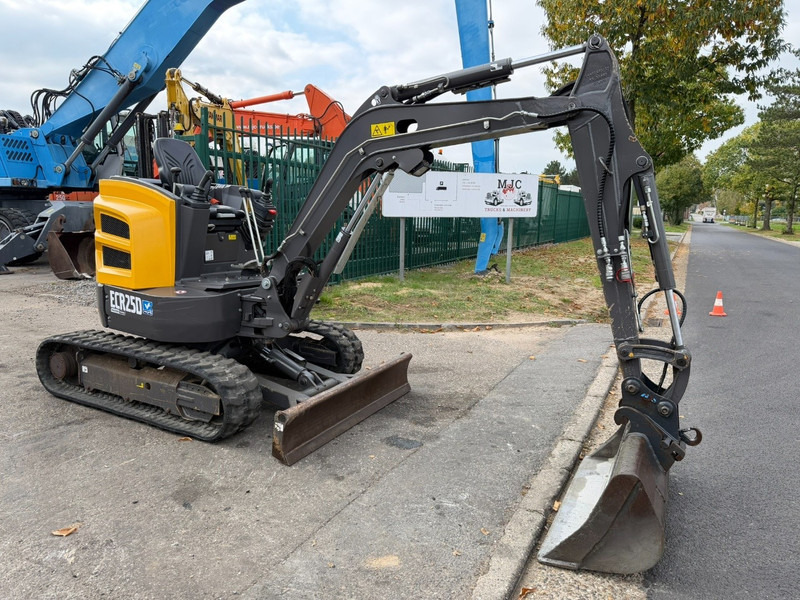 Volvo ECR25D 1159 UREN - SLOOP + SORTEERFUNCTIE - EXTRA HYDR. LEIDINGEN - HYDR SNELWISSEL - CE - BE MACHINE - Мини-экскаватор: фото 1 Volvo ECR25D 1159 UREN - SLOOP + SORTEERFUNCTIE - EXTRA HYDR. LEIDINGEN - HYDR SNELWISSEL - CE - BE MACHINE - Мини-экскаватор: фото 1