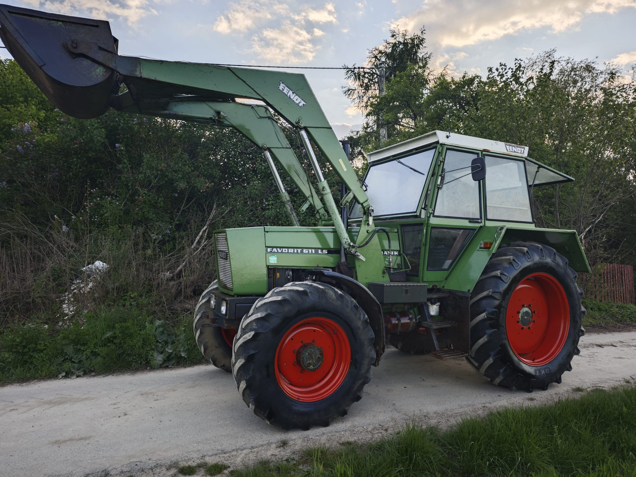 FENDT Favorit 611 LS turbomatik + TUR - Трактор: фото 1 FENDT Favorit 611 LS turbomatik + TUR - Трактор: фото 1