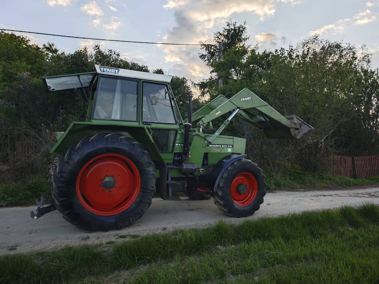 FENDT Favorit 611 LS turbomatik + TUR - Трактор: фото 4 FENDT Favorit 611 LS turbomatik + TUR - Трактор: фото 4