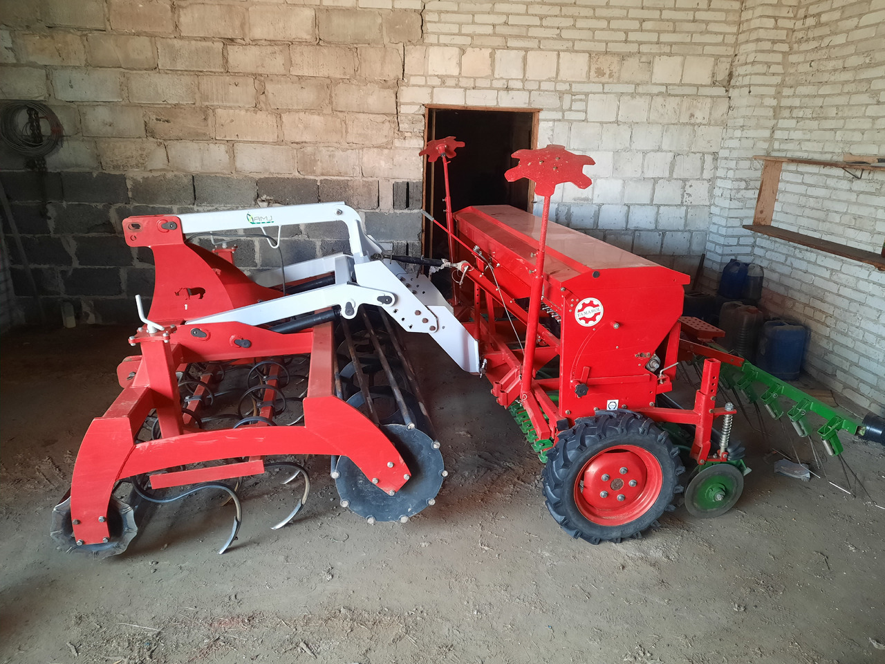 UNIA POZNANIAK 370/2.7L + ARAMIS 2,7R - Посевной комплекс: фото 3 UNIA POZNANIAK 370/2.7L + ARAMIS 2,7R - Посевной комплекс: фото 3