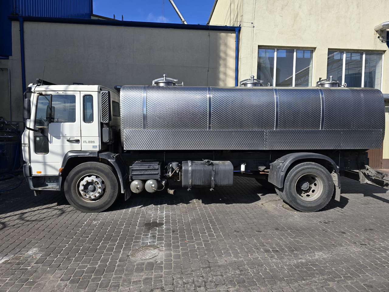 VOLVO FL 220 - Грузовик-цистерна: фото 3 VOLVO FL 220 - Грузовик-цистерна: фото 3