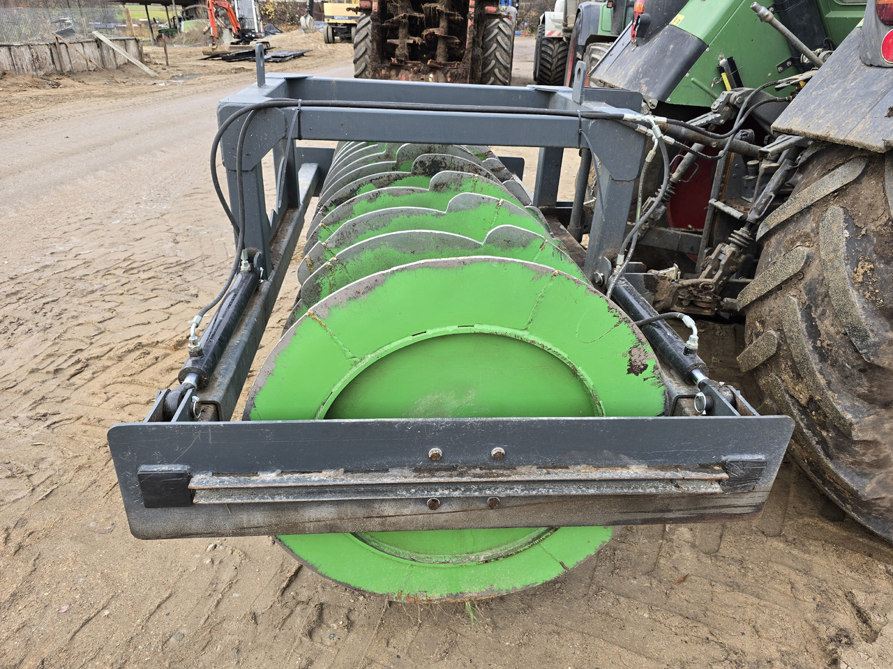 Wał hydraulicznie przesuwny do ugniatania pryzm 3 m / 2700 kg - Кормоуборочный комбайн: фото 4 Wał hydraulicznie przesuwny do ugniatania pryzm 3 m / 2700 kg - Кормоуборочный комбайн: фото 4