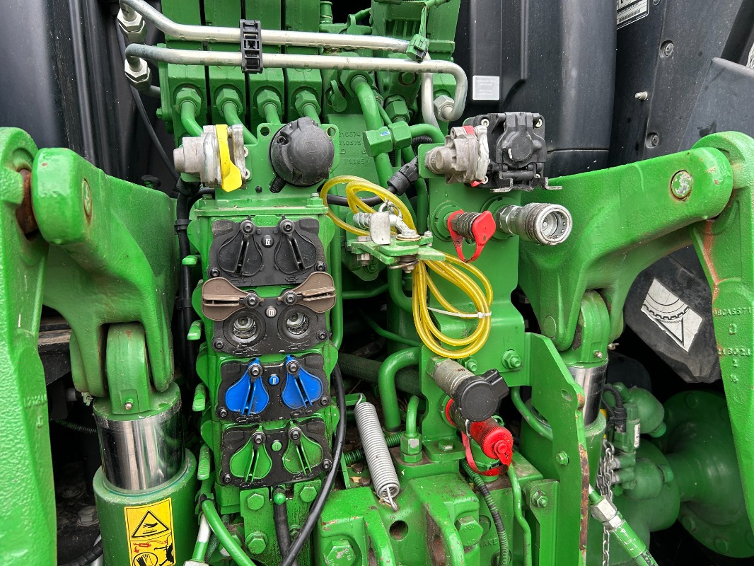 John Deere 6215R - Трактор: фото 4 John Deere 6215R - Трактор: фото 4