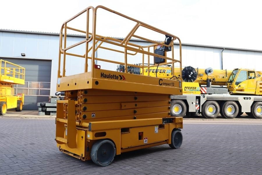 Haulotte Compact 12 Electric, 12m Working Height, 300kg Cap - Ножничный подъемник: фото 2 Haulotte Compact 12 Electric, 12m Working Height, 300kg Cap - Ножничный подъемник: фото 2