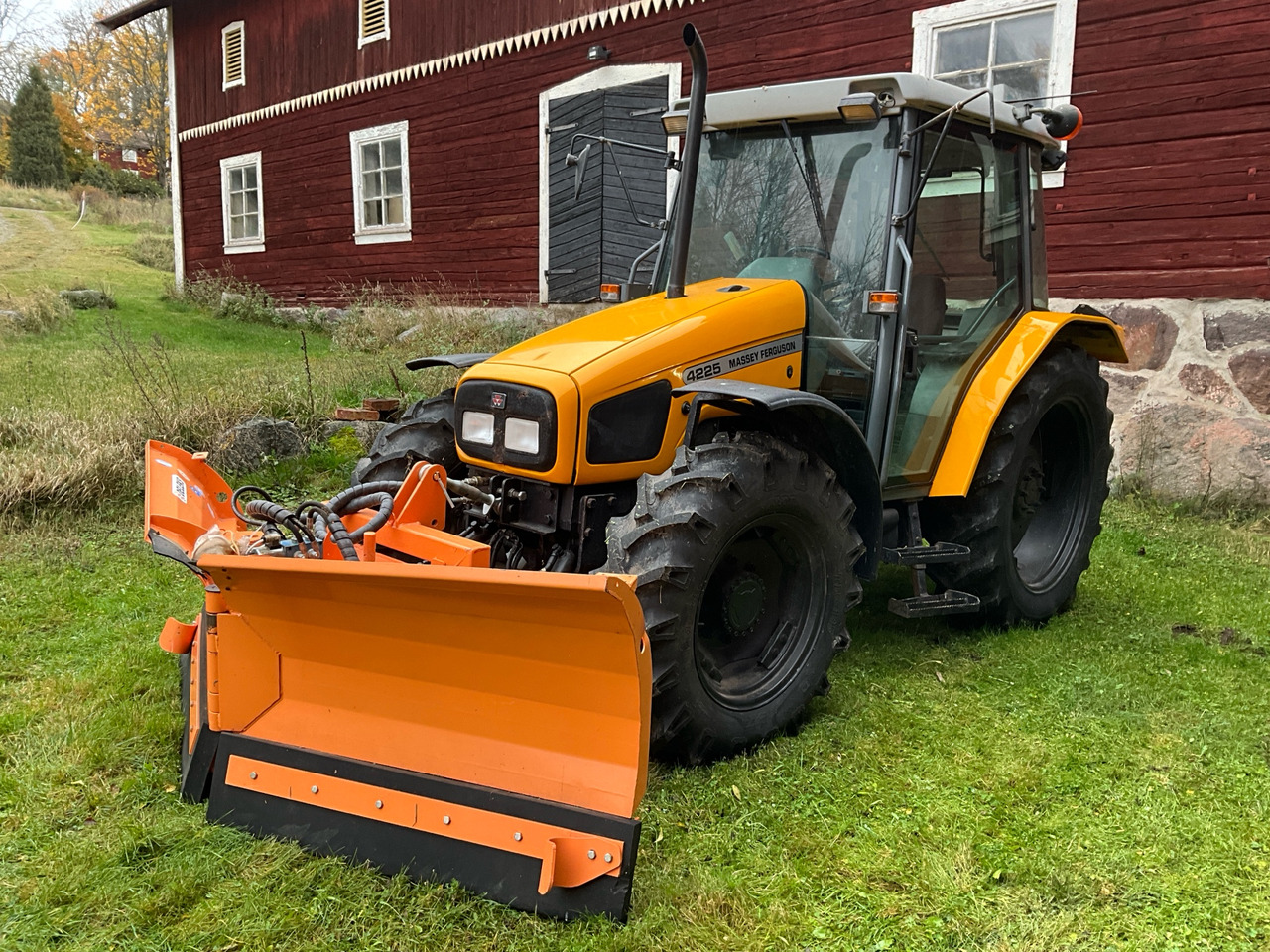 Massey Ferguson 4225 - Трактор: фото 1 Massey Ferguson 4225 - Трактор: фото 1