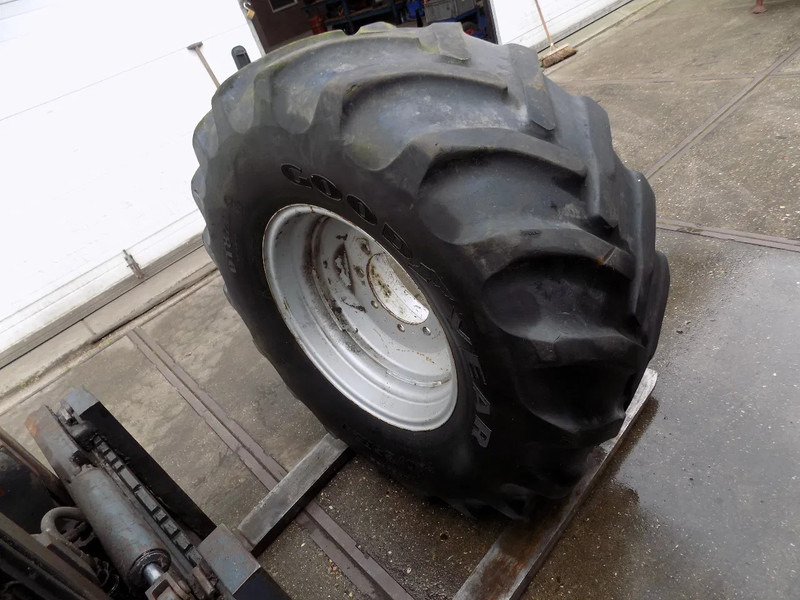 Зерноуборочный комбайн GOOD YEAR banden met velg good year banden met velg 540/65 R 24: фото 7