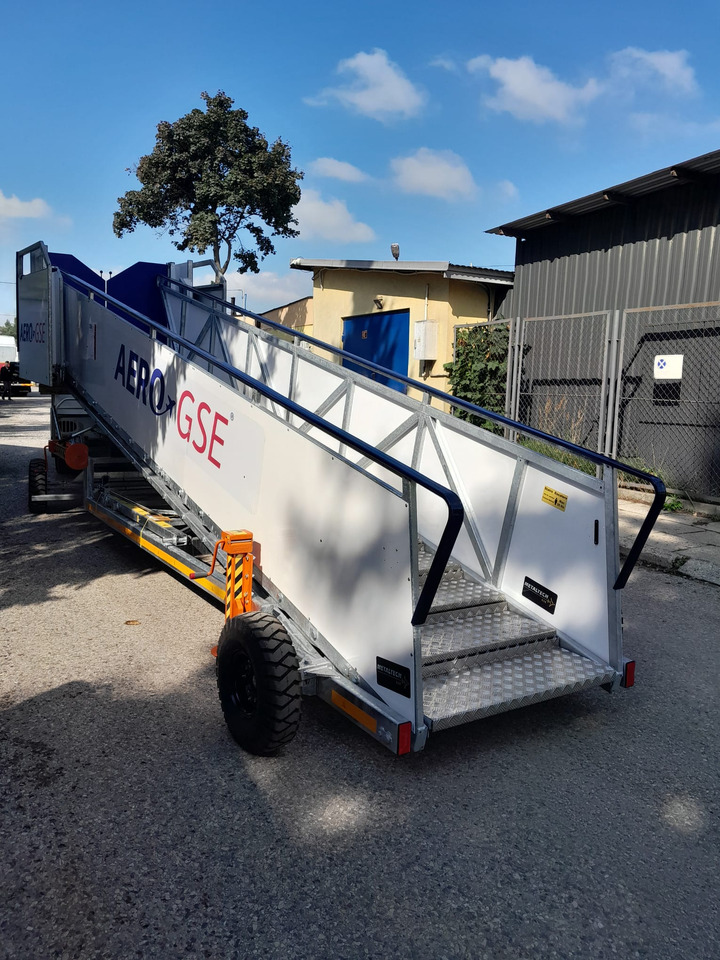 AERO-GSE stairs Towable stairs with the pedestrian movement ( 2,4-3,8m) - Пассажирский трап: фото 2 AERO-GSE stairs Towable stairs with the pedestrian movement ( 2,4-3,8m) - Пассажирский трап: фото 2
