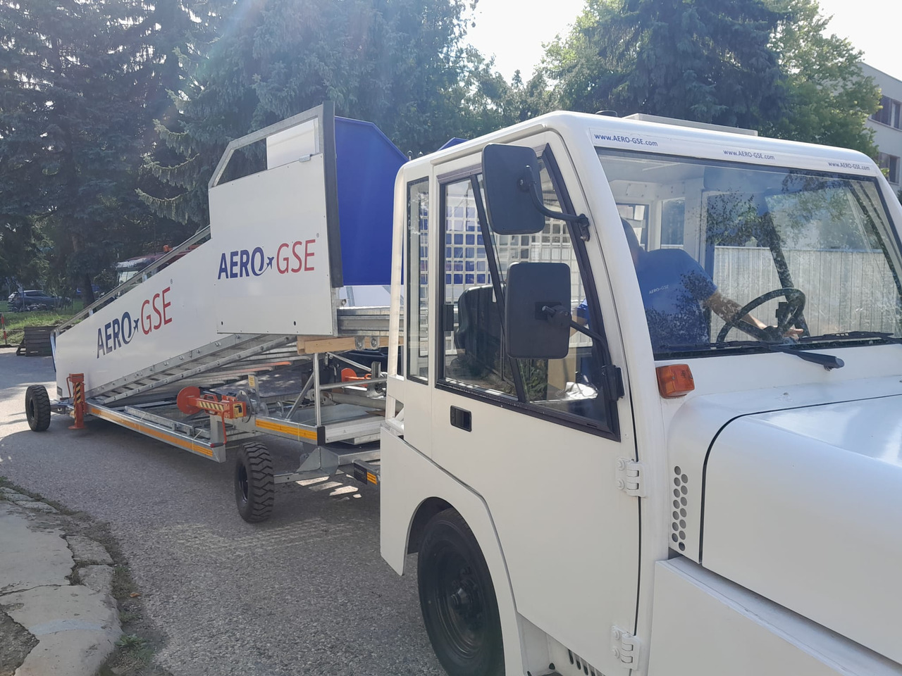 AERO-GSE stairs Towable stairs with the pedestrian movement ( 2,4-3,8m) - Пассажирский трап: фото 5 AERO-GSE stairs Towable stairs with the pedestrian movement ( 2,4-3,8m) - Пассажирский трап: фото 5