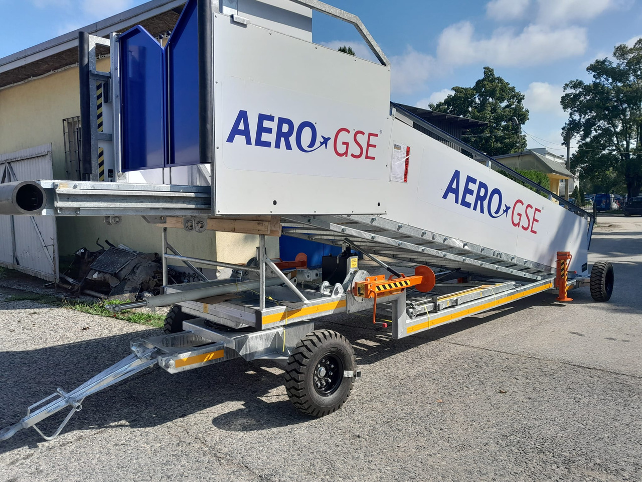 AERO-GSE stairs Towable stairs with the pedestrian movement ( 2,4-3,8m) - Пассажирский трап: фото 4 AERO-GSE stairs Towable stairs with the pedestrian movement ( 2,4-3,8m) - Пассажирский трап: фото 4