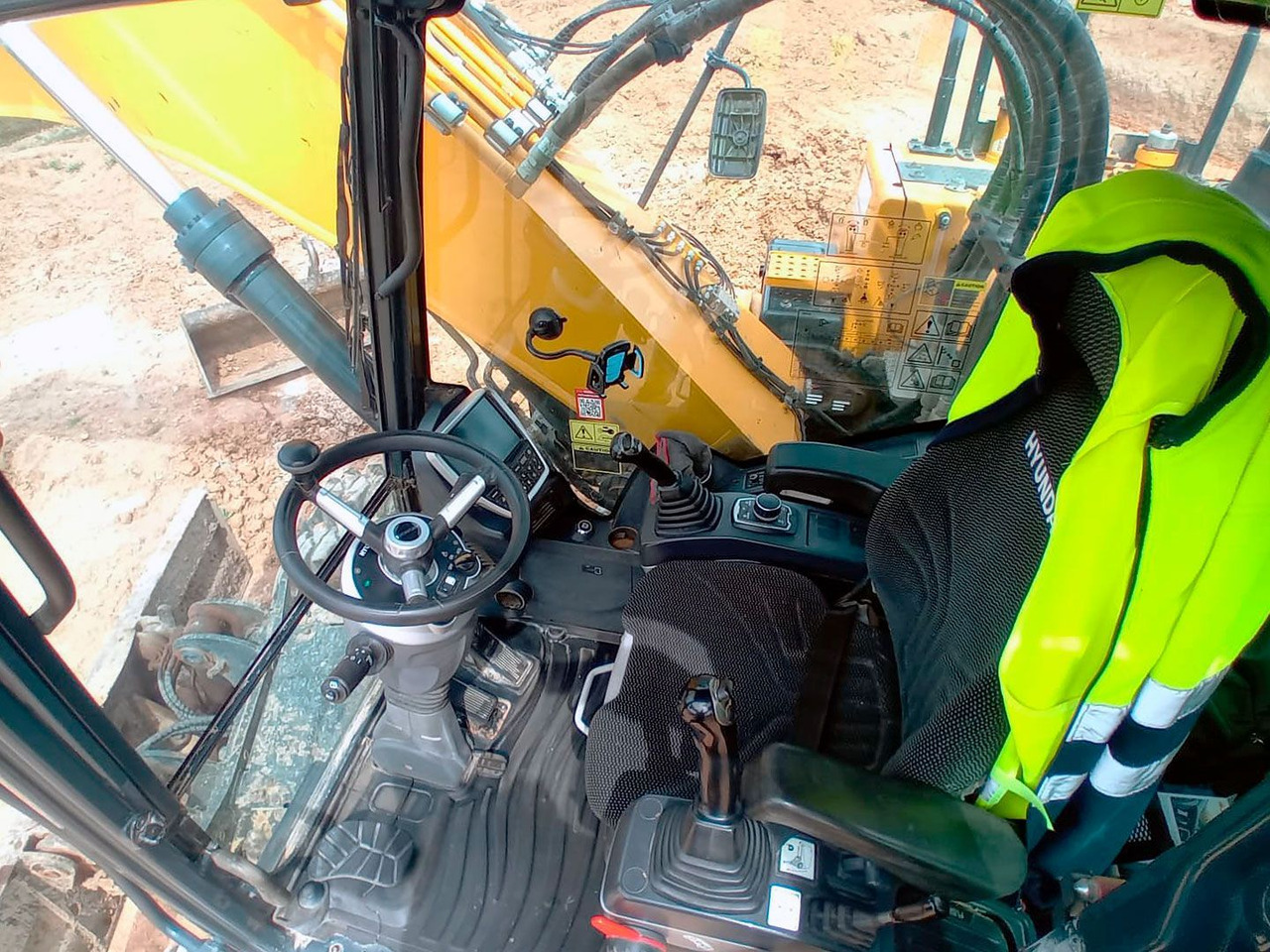 HYUNDAI HW180 - Колёсный экскаватор: фото 3 HYUNDAI HW180 - Колёсный экскаватор: фото 3