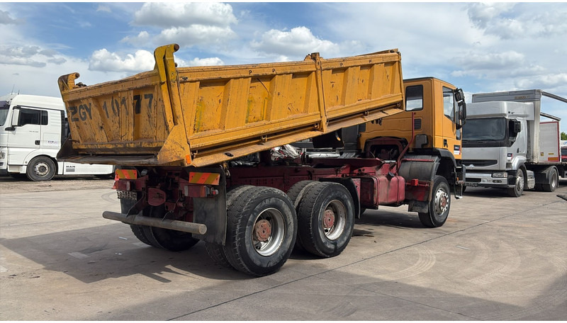 Iveco Eurotrakker 260 E 34 (POMPE MANUELLE / 6X6 / LAMES / GRAND PONT / STEEL SUSP. / MANUAL PUMP) - Самосвал: фото 5 Iveco Eurotrakker 260 E 34 (POMPE MANUELLE / 6X6 / LAMES / GRAND PONT / STEEL SUSP. / MANUAL PUMP) - Самосвал: фото 5