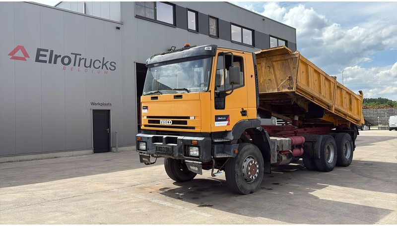 Iveco Eurotrakker 260 E 34 (POMPE MANUELLE / 6X6 / LAMES / GRAND PONT / STEEL SUSP. / MANUAL PUMP) - Самосвал: фото 1 Iveco Eurotrakker 260 E 34 (POMPE MANUELLE / 6X6 / LAMES / GRAND PONT / STEEL SUSP. / MANUAL PUMP) - Самосвал: фото 1