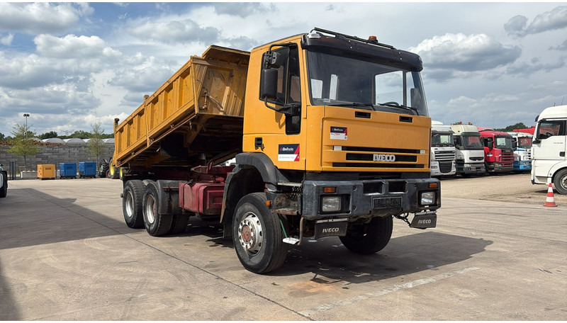Iveco Eurotrakker 260 E 34 (POMPE MANUELLE / 6X6 / LAMES / GRAND PONT / STEEL SUSP. / MANUAL PUMP) - Самосвал: фото 3 Iveco Eurotrakker 260 E 34 (POMPE MANUELLE / 6X6 / LAMES / GRAND PONT / STEEL SUSP. / MANUAL PUMP) - Самосвал: фото 3