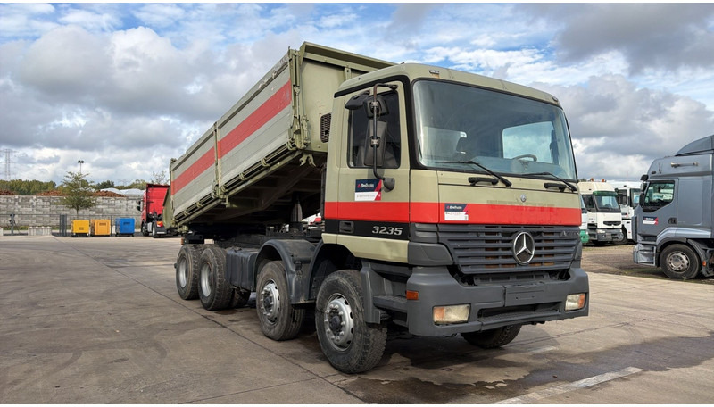 Mercedes-Benz Actros 3235 (EPS / LAMES / GRAND PONT / STEEL SUSP. / 3 PEDALES / MP1) - Самосвал: фото 3 Mercedes-Benz Actros 3235 (EPS / LAMES / GRAND PONT / STEEL SUSP. / 3 PEDALES / MP1) - Самосвал: фото 3