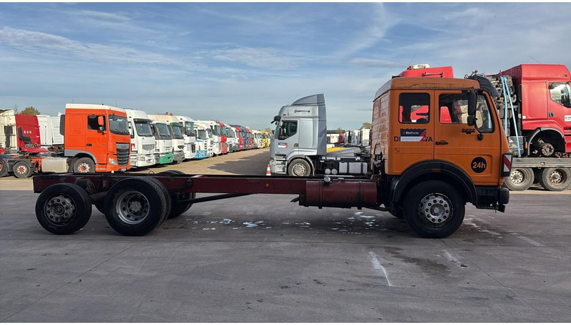 Mercedes-Benz SK 2222 (V6 / FULL STEEL / LAMES / BOITE MANUELLE / POMPE MANUELLE / 8 ROUES / 6X2) - Грузовик-шасси: фото 3 Mercedes-Benz SK 2222 (V6 / FULL STEEL / LAMES / BOITE MANUELLE / POMPE MANUELLE / 8 ROUES / 6X2) - Грузовик-шасси: фото 3