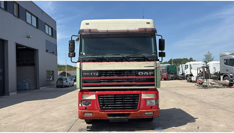 DAF XF 95.430 (EURO 3 / BOITE MANUELLE / MANUAL GEARBOX) - Тягач: фото 2 DAF XF 95.430 (EURO 3 / BOITE MANUELLE / MANUAL GEARBOX) - Тягач: фото 2