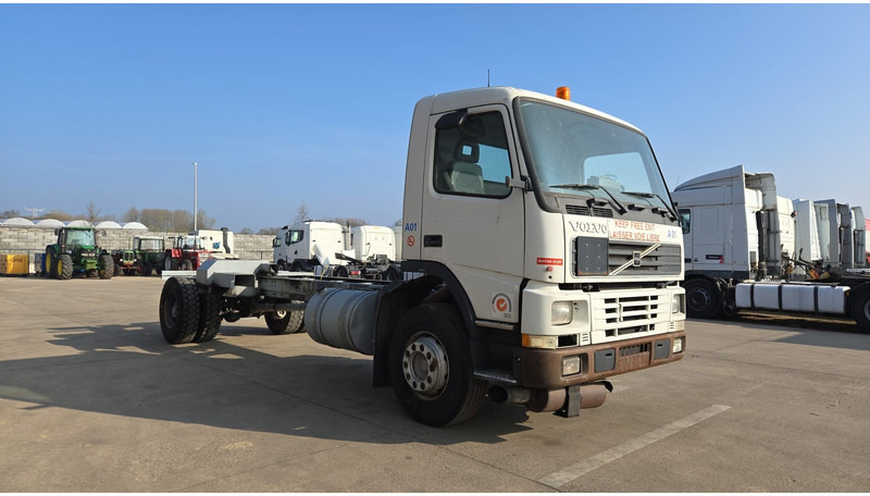 Volvo FM 7 - 290 (60.000 KM ORIGINAL !!! / POMPE MANUELLE / LAMES / GRAND PONT / EX AEROPORT) - Грузовик-шасси: фото 4 Volvo FM 7 - 290 (60.000 KM ORIGINAL !!! / POMPE MANUELLE / LAMES / GRAND PONT / EX AEROPORT) - Грузовик-шасси: фото 4