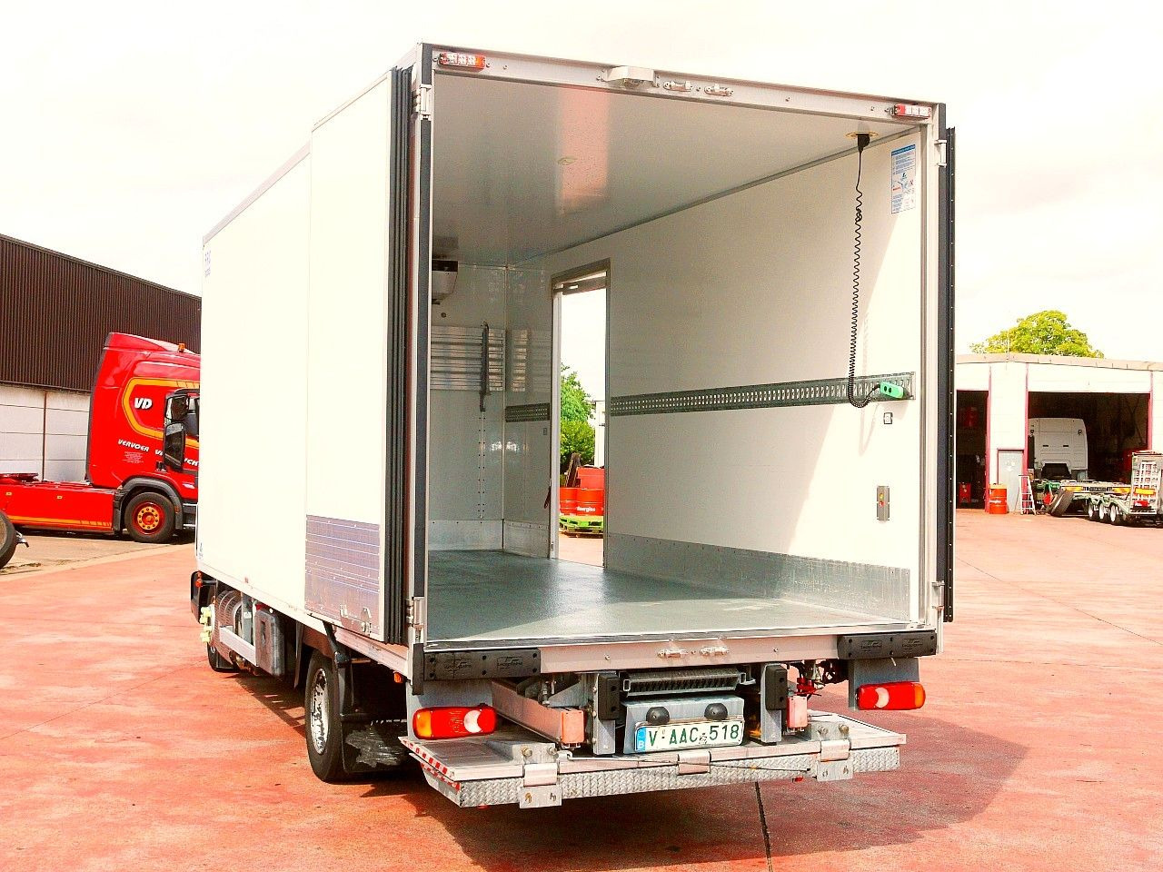 Рефрижератор Iveco 100E19 KUHLKOFFER CARRIER SUPRA 550 luft fed A/C: фото 8 Рефрижератор Iveco 100E19 KUHLKOFFER CARRIER SUPRA 550 luft fed A/C: фото 8