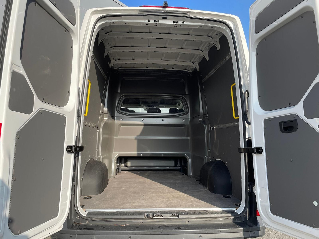 Пассажирский фургон Volkswagen Crafter MIXTO 35 L3H3 KAMERA SITZHZ DAB: фото 33 Пассажирский фургон Volkswagen Crafter MIXTO 35 L3H3 KAMERA SITZHZ DAB: фото 33