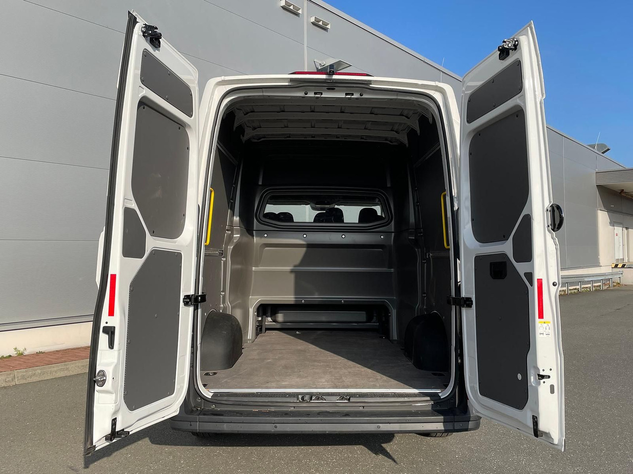 Пассажирский фургон Volkswagen Crafter MIXTO 35 L3H3 KAMERA SITZHZ DAB: фото 10 Пассажирский фургон Volkswagen Crafter MIXTO 35 L3H3 KAMERA SITZHZ DAB: фото 10