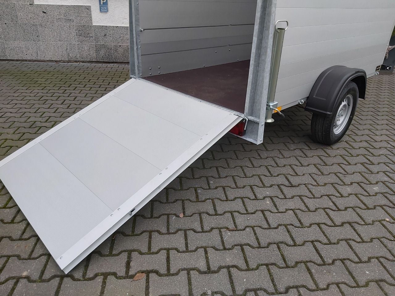 ALUBOXX Deckelanhänger GTB 1200 VT3 251x126x153cm Heckrampe (S) 1200kg Winter Aktion - Прицеп-фургон: фото 4 ALUBOXX Deckelanhänger GTB 1200 VT3 251x126x153cm Heckrampe (S) 1200kg Winter Aktion - Прицеп-фургон: фото 4