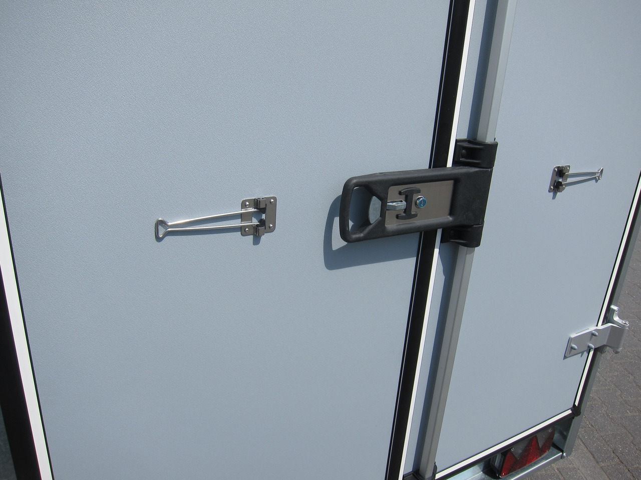 Böckmann Koffer KT 3015/135 M grau 301x150x182cm (M) 1350kg - Прицеп-фургон: фото 5 Böckmann Koffer KT 3015/135 M grau 301x150x182cm (M) 1350kg - Прицеп-фургон: фото 5