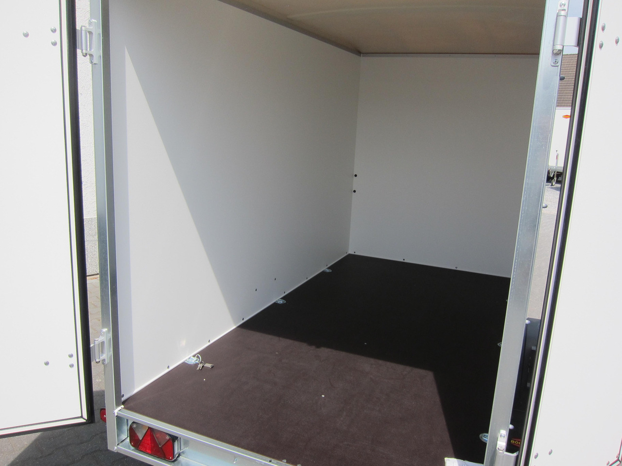 Böckmann Koffer KT 3015/135 M grau 301x150x182cm (M) 1350kg - Прицеп-фургон: фото 4 Böckmann Koffer KT 3015/135 M grau 301x150x182cm (M) 1350kg - Прицеп-фургон: фото 4