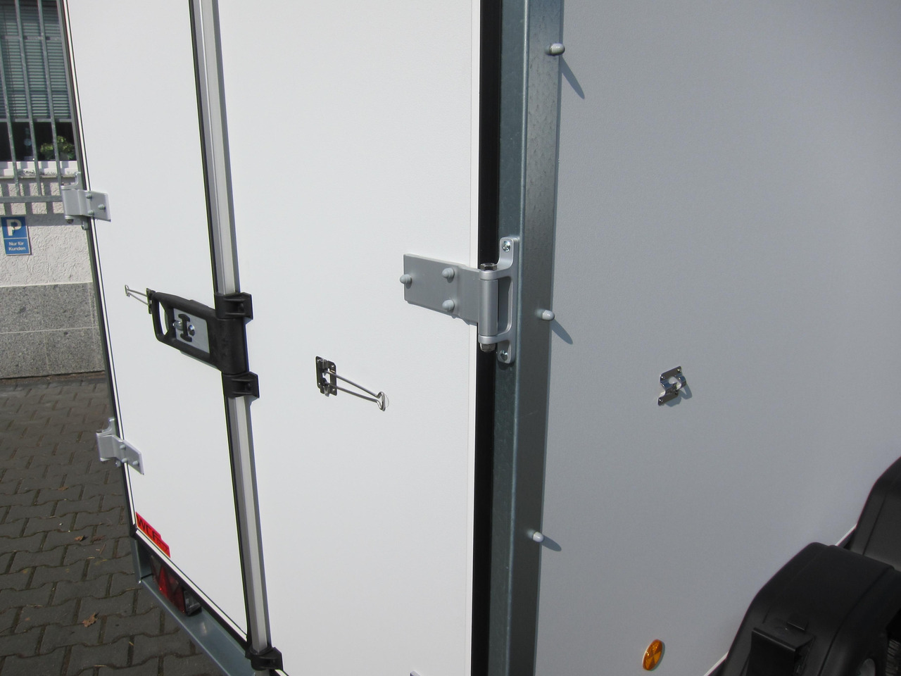 Böckmann Koffer KT 3015/20 H weiß 301x150x202 (M) 2000kg - Прицеп-фургон: фото 5 Böckmann Koffer KT 3015/20 H weiß 301x150x202 (M) 2000kg - Прицеп-фургон: фото 5