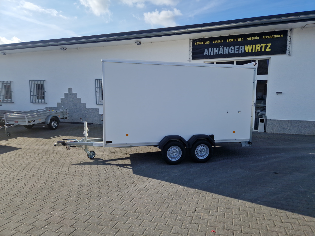 Böckmann Koffer KT 4018/27 H weiß 400x185x202cm (XL) 2700kg Modell 2024 - Прицеп-фургон: фото 1 Böckmann Koffer KT 4018/27 H weiß 400x185x202cm (XL) 2700kg Modell 2024 - Прицеп-фургон: фото 1